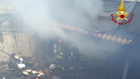 San Benedetto del Tronto, in fiamme garage adibito a deposito. Nessun danno alle persone