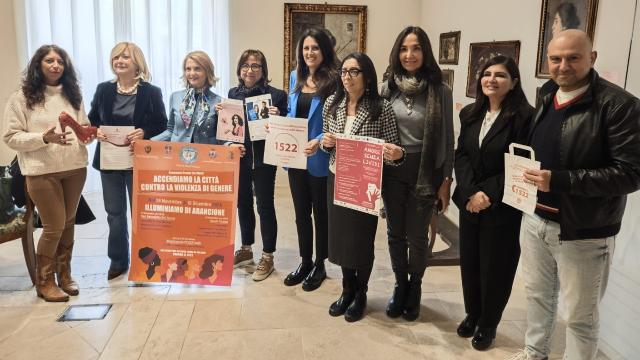 Ascoli Piceno, “Illuminiamo di arancione la città”: le iniziative del Comune per dire 'no' alla violenza sulle donne