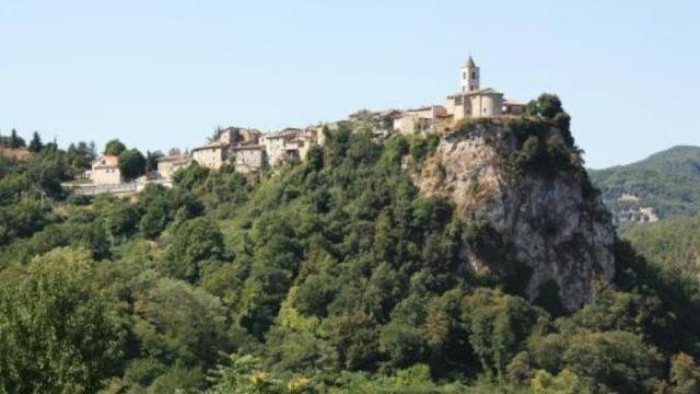MArCHESTORIE, a Castel Trosino la Compagnia dei Folli in scena con lo spettacolo ''Castel di Luna''