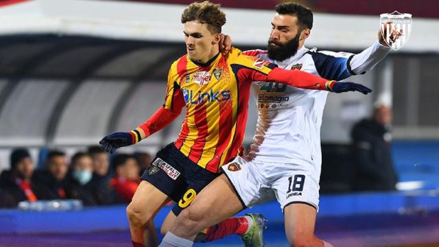Lecce-Cosenza 3-1, Gliozzi illude i Lupi poi è rimonta giallorossa (con due rigori)