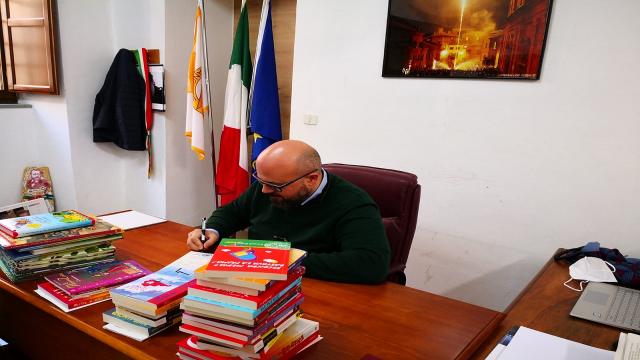 Ripatransone, l'Amministrazione per Natale dona libri agli alunni dell'istituto comprensivo