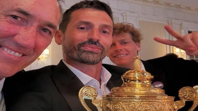 Tennis, Sinner scrive la storia vincendo Wimbledon per la prima volta. Grande festa anche per Vagnozzi