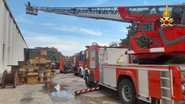 Ripatransone, intervento dei Vigili del Fuoco per incendio in una fabbrica in contrada Cabiano