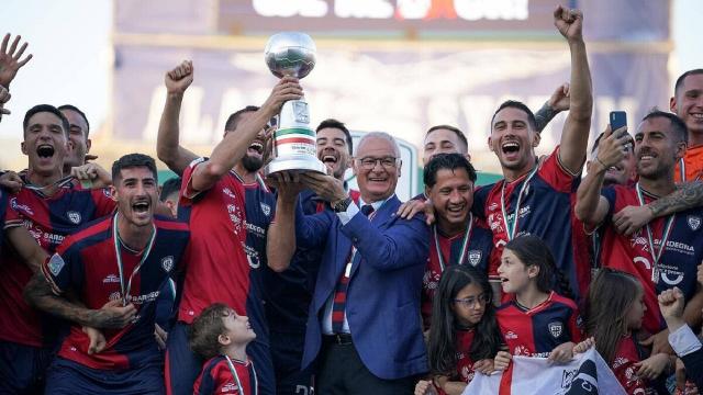 Cagliari, festa all'Unipol Domus con la Coppa Nexus. Pavoletti nominato MVP dei playoff