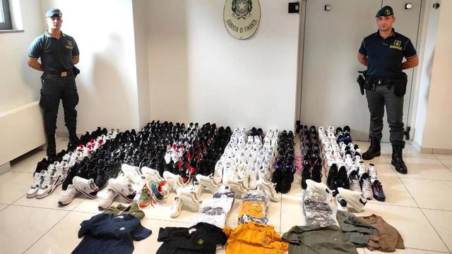 Guardia di Finanza Fermo: sequestrati articoli recanti noti marchi contraffatti, denunciati 5 soggetti