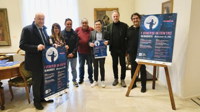 Ascoli Piceno, arrivano 'I venerdì in centro' con la Compagnia dei Folli: tre appuntamenti tra luci, suoni e spettacolo