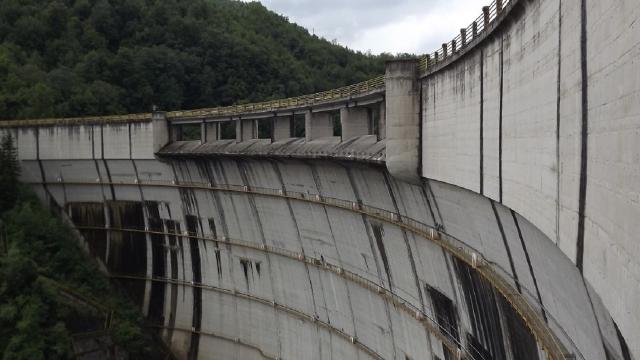 Ascoli Piceno, manovre di prova apertura degli organi di scarico della diga di Talvacchia