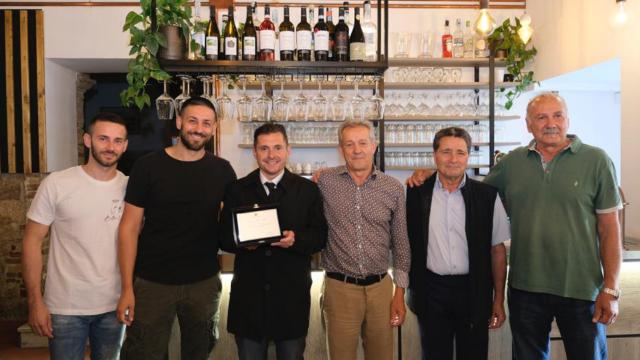 Ascoli Piceno, sindaco consegna targa alla Pizzeria “Bella Napoli” per i 55 anni di attività