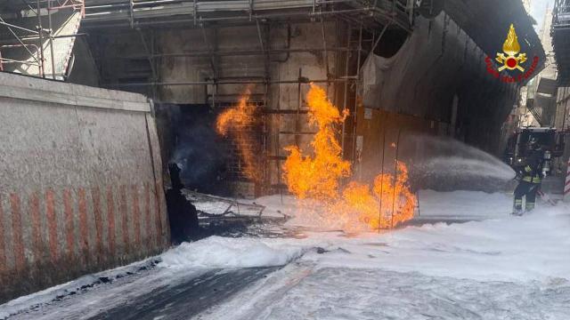 Ascoli Piceno, fiamme in pieno centro storico a causa di una perdita di metano. A fuoco autovettura e parte di cantiere