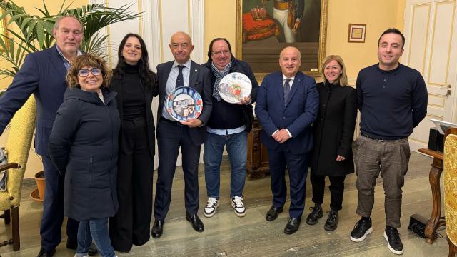 Cna Picena a Sanremo: consegna delle ceramiche di Barbara Tomassini al sindaco di Sanremo Alessandro Mager 