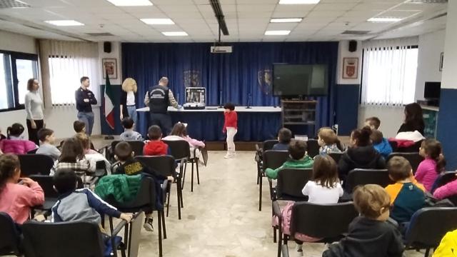 Alunni della Scuola dell’Infanzia 'Don Giussani' di Ascoli in visita alla Questura