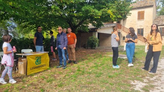 Bambini, volontari e amministratori a Carassai per pulire Rocca Montevarmine