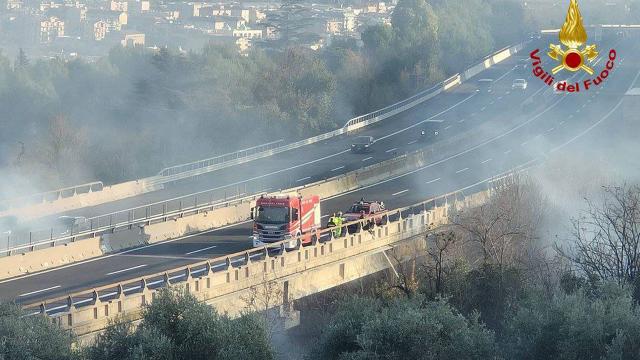 San Benedetto del Tronto: Santa Lucia, vegetazione in fiamme vicino alla A14. Impiegato elicottero per spegnimento