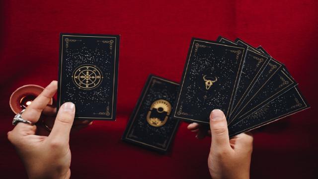 Il cartomante e la vita privata dei suoi clienti