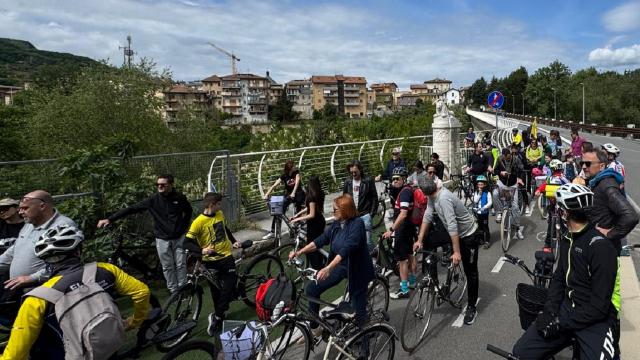 Ciclismo, grande partecipazione per la ''Pedalata dei ponti ascolani'' nel ricordo di Mario Marozzi