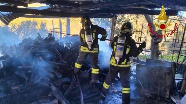 Appignano del Tronto, Vigili del Fuoco in azione con due autobotti per incendio in una legnaia 