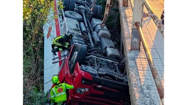 San Severino Marche, autocarro si ribalta sulla SS 361 nei pressi della rotonda per Cingoli