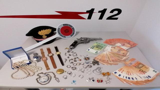 San Benedetto, arrestata collaboratrice domestica che ''ripuliva'' portafogli e case di anziane