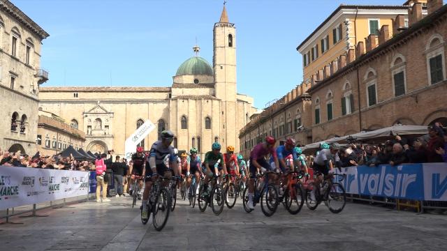 Ascoli Piceno, bagno di folla in Piazza del Popolo per la partenza della quinta tappa della Tirreno Adriatico 2025