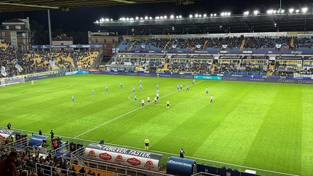 Parma-Como 2-1, i ducali volano con Man e Charpentier in vista della trasferta di Ascoli