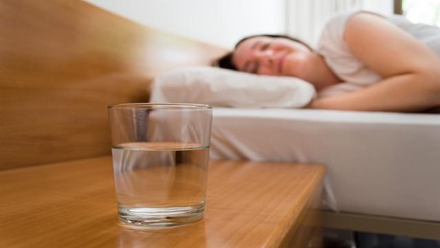 Idratazione e sonno: l'impatto dell'acqua sul riposo quotidiano