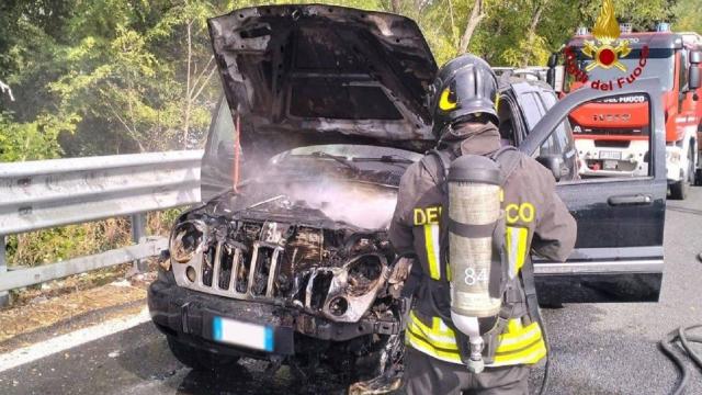 Monsampolo del Tronto, Vigili del Fuoco in azione per fiamme nel vano motore di un'auto alimentata a gpl