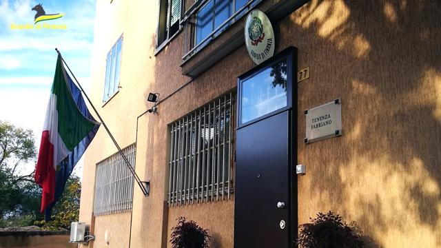 Guardia Finanza Ancona, sequestrate a Fabriano 11 tonnellate di parquet irregolare proveniente dalla Cina