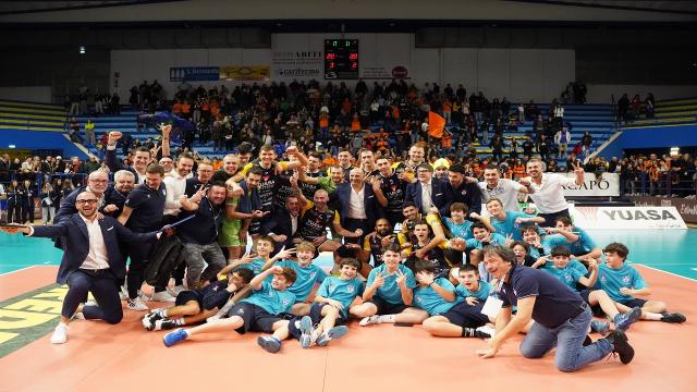 Volley SuperLega, la Yuasa Battery Grottazzolina vince 3-2 contro Taranto davanti ad un grande pubblico