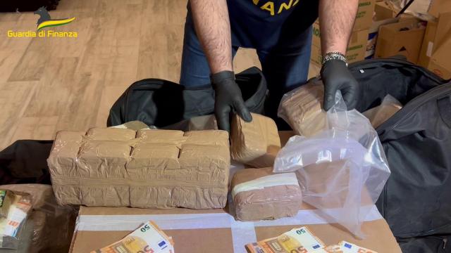 Guardia di Finanza, sequestro record di stupefacenti a Civitanova. Arrestato un 63enne che trasportava 179 kg di hashish