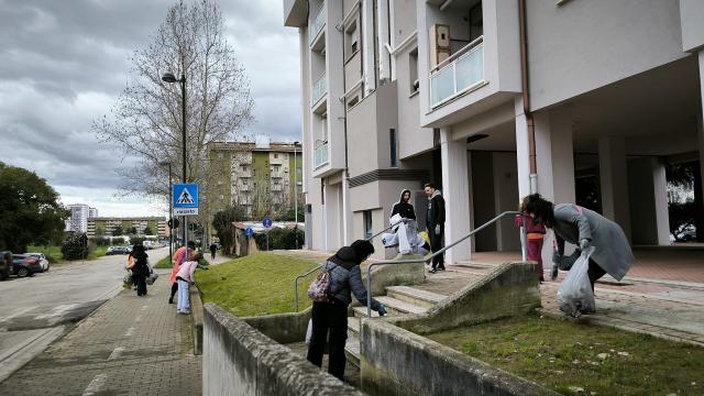 Monticelli, Via dei Platani discarica a cielo aperto. Intervengono i volontari di Plastic Free e Ascoli da Vivere