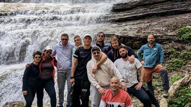 Ragazze e ragazzi di Casa Ama in gita fuori porta. Con escursionista Nazzareno Polini in visita alla Cascata della Prata
