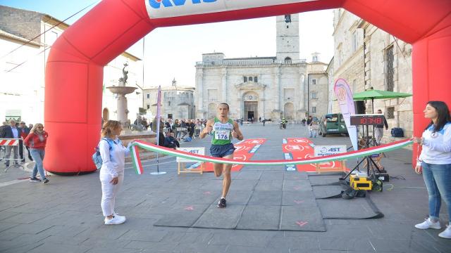 Mezza Maratona di Ascoli Piceno, lo spettacolo dei bambini piazza aspettando l’invasione pacifica dei 250 runners 