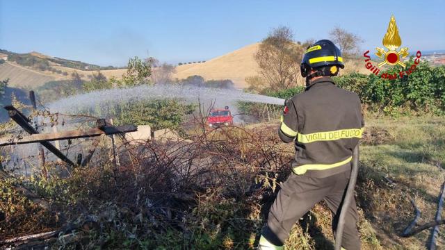 Monteprandone, incendio sterpi e piante in Contrada San Donato. All'opera elicottero regionale per domare le fiamme