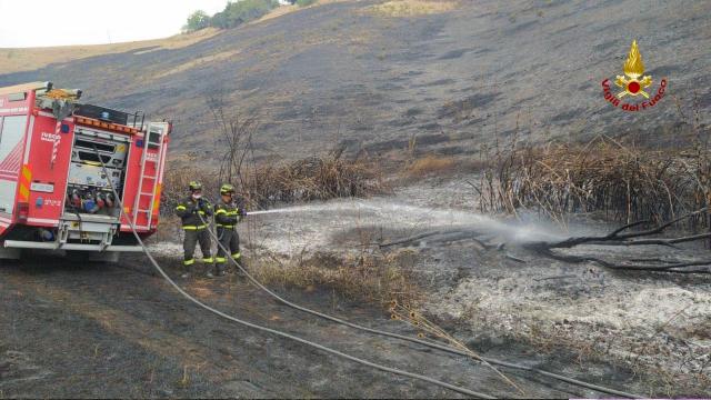 Monsampolo del Tronto, a fuoco circa due ettari di vegetazione e sterpaglie. Sul posto anche elicottero antincendio