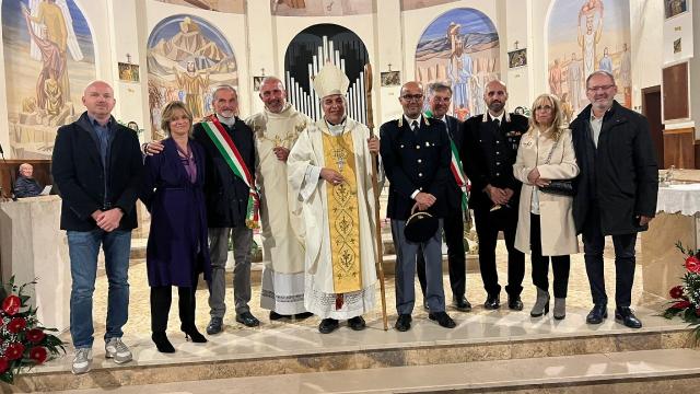 Maltignano, la comunità ha accolto l'arrivo di don Adam Baranski: prima messa per il nuovo parroco