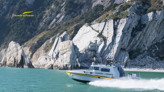 Guardia di Finanza sequestra 4.000 ricci di mare pescati lungo Riviera del Conero. Multato pescatore di frodo 