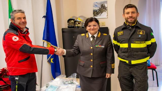 Vigili del Fuoco, consegnati 200 kit di dispositivi di protezione al Comitato Marche della Croce Rossa