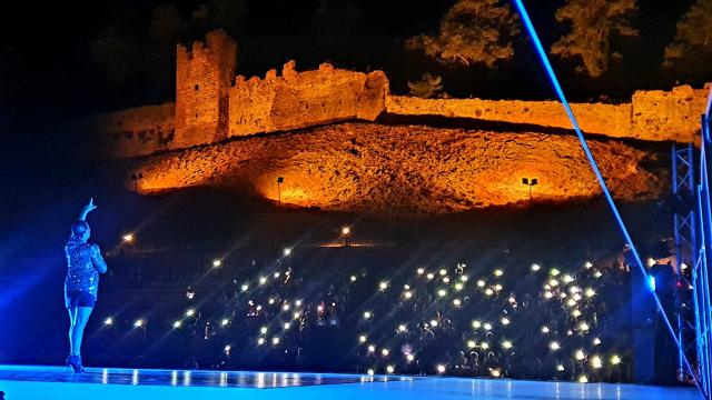Valentina Persia incanta e diverte all'Anfiteatro di Ripatransone. Successo per la kermesse umoristica 'Fonti di Risate'
