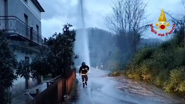 Ascoli Piceno: rottura condotta idrica presso strada Valle Fiorana, a lavoro per il ripristino della situazione