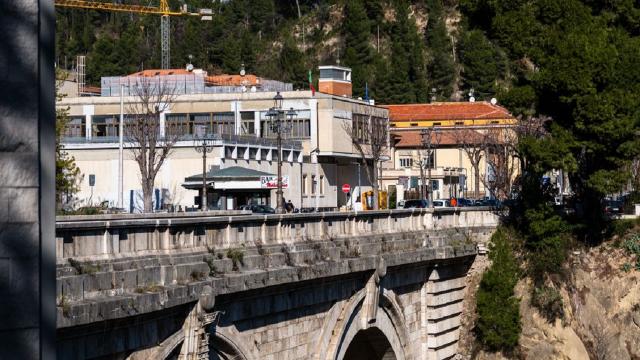 Ascoli Piceno: tenta di lanciarsi nel vuoto dal Ponte Nuovo, donna salvata dalla Polizia Locale