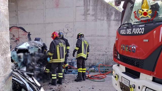 Ascoli Piceno, auto contro pilone cavalcavia ferroviario. Deceduto il conducente 