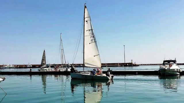 Circolo Nautico Sambenedettese, giornata di sport con veleggiata in mare per i ragazzi dell'Associazione X Mano