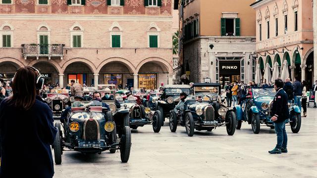 Ascoli Piceno, successo per passaggio Mille Miglia nel suggestivo scenario del centro storico