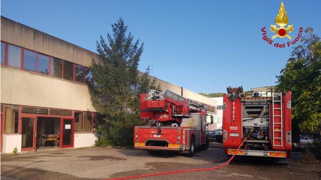 Grottammare, in fiamme capannone adibito a deposito monopattini. Sul posto Vigili del Fuoco di Ascoli e San Benedetto 