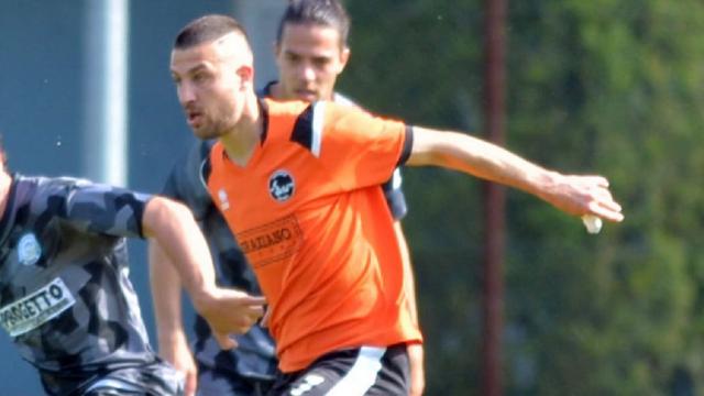 Atletico Ascoli, l'attaccante esterno Petrucci resta alla corte di mister Giandomenico