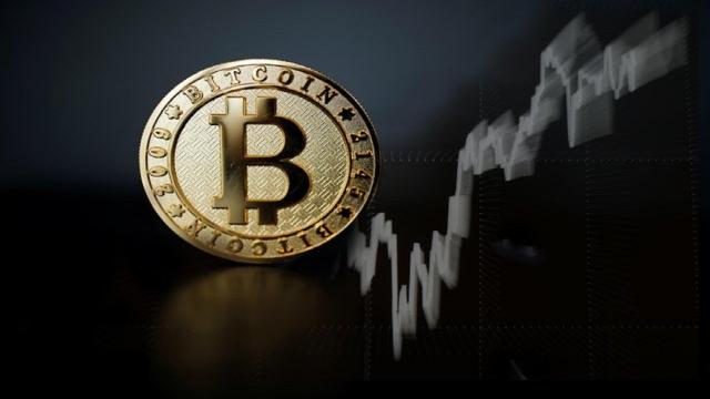 Perché il bitcoin viene indicato come sistema monetario decentralizzato?