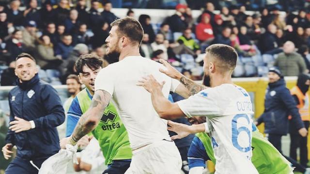 Genoa-Como 1-1, incornata di Cerri dopo il rigore di Coda. I rossoblù continuano a faticare a Marassi