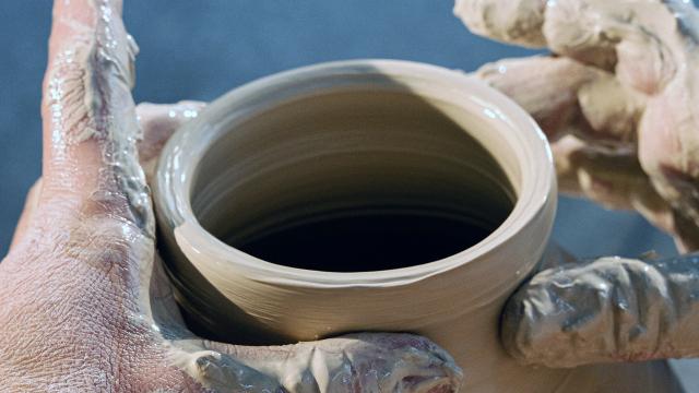 Ascoli Piceno: Chiostro San Francesco, mostra mercato manufatti ceramica del 'Progetto Sollievo' della Tipori Verso