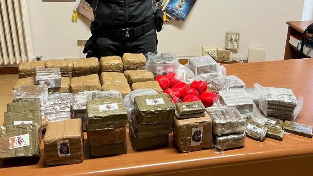 Guardia Finanza Macerata, blitz antidroga con arresti. Sequestrati oltre 33 chili di hashish e 2290 euro in contanti