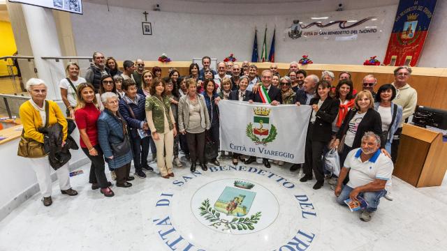 San Benedetto del Tronto, la delegazione di Viareggio ricevuta in Comune per il trentennale del gemellaggio